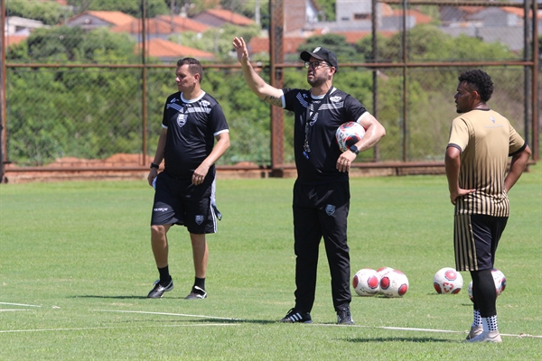  Técnico do CAV, Rogério Corrêa, orienta jogadores em treino na Arena Plínio Marin  Foto: Rafa Bento/CAV