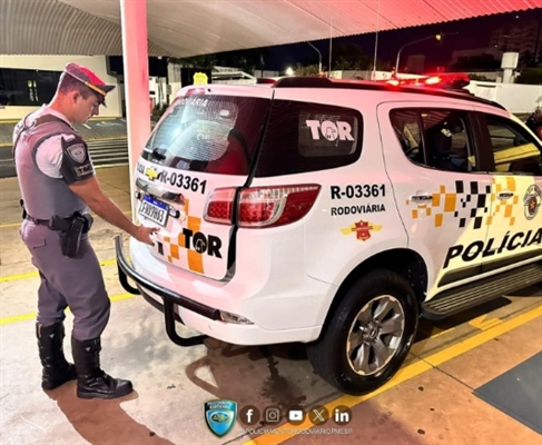 Constataram que o condutor possuía em seu desfavor um mandado de prisão pelo crime de falsidade ideológica (Foto: Divulgação)