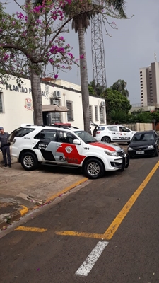 Os indiciados foram levados para a Central de Flagrantes, onde os maiores permaneceram detidos e o adolescente foi liberado    (Foto: Divulgação/PM)