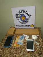 A Polícia Militar apreendeu dois tijolos de maconha, além de uma pequena quantia em dinheiro e aparelhos celulares (Foto: Divulgação/Polícia Militar)