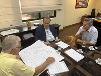 Oclair Barão Bento, Eleuses Paiva e o deputado Carão Pignatari em reunião na capital  (Foto: Prefeitura de Parisi)