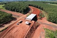 Na Estrada do 27 um pontilhão sobre a linha do trem está em execução e deve acabar com cruzamento perigoso na vicinal (Foto: Prefeitura de Votuporanga)