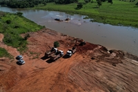 Desassoreamento da Represa Municipal ganhou o reforço de novas equipes e equipamentos (Foto: Saev Ambiental)