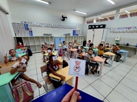 Alunos de escolas municipais são orientados sobre a importância de eliminar de suas casas recipientes que possam acumular água (Foto: Prefeitura de Votuporanga)