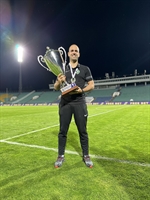  Kaio Cesar Gratão Fonseca com o troféu de campeão da Copa da Bulgária (Foto: Arquivo Pessoal)