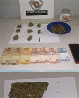 A polícia apreendeu oito porções grandes de maconha, incluindo maconha gourmet, além de R$ 152 em notas diversas (Foto: Divulgação)