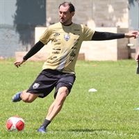  Gabriel Barcos, o Pirata, em treinamento da Votuporanguense no campo da Ferroviária  (Foto: Rafa Bento/CAV)