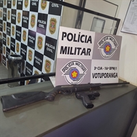 O caso aconteceu na noite de sexta-feira (29) e o rapaz foi flagrado com uma espingarda de pressão (Foto: Divulgação/Polícia Militar)