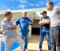 Prefeito Jorge Seba leva um grupo de amigos para vistoriar a Arena “Plínio Marin” e suas obras adjacentes. A iluminação será inaugurada no próximo sábado. (Foto: Rafa Bento/CAV)