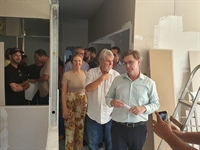  O presidente do Votuprev, Adauto Mariola, conduziu a visita de autoridades às obras da nova sede do instituto no município (Foto: A Cidade)  