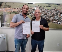 Cleiton Silva, assessor do deputado federal Fausto Pinato, e o prefeito de Parisi, Oclair Barão Bento  (Foto: Prefeitura de Parisi)