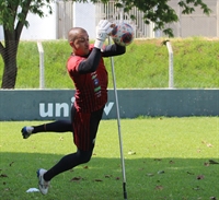 Goleiro João Paulo em treinamento da Votuporanguense no campo da Ferroviária (Foto: A Cidade)