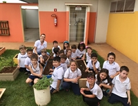 Alunos do Colégio Unifev constroem minhocário no parquinho da Escola
