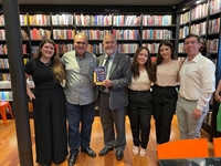 Estudantes e Pró-Reitor participaram do evento de lançamento em Ribeirão Preto; livro terá divulgação também na Unifev  (Foto: Unifev)