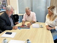 O prefeito Jorge Seba se reuniu com o diretor da CDHU, Sílvio Vasconcelos, para obter informações sobre a obra (Foto: Prefeitura de Votuporanga)