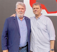 Nesta semana o prefeito Jorge Seba participou em São Paulo de um encontro de prefeitos com o governador Tarcísio de Freitas e sua equipe de secretários. Entre uma pausa e outra da reunião, Jorge Seba aproveitou para conversar no “pé do ouvido” com o governador e cobrar o mandatário do estado em relação a escola do Pacaembu. E o prefeito voltou otimista com o que ouviu de resposta. (Foto Assessoria)