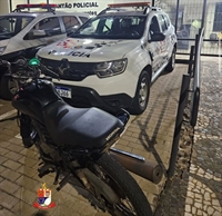 Motocicleta que constava como furto foi apreendida pela Polícia Militar de Votuporanga e devolvida ao verdadeiro dono (Foto: Divulgação)