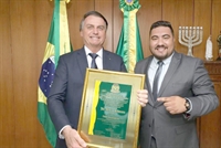 O presidente Jair Bolsonaro agora é Cidadão Santa-fé-sulense e recebeu o título de Murilo Basi, autor do projeto  (Foto: Redes sociais)