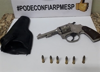 A Polícia Militar apreendeu um revólver calibre 22, que estava municiado com seis cápsulas do mesmo calibre (Foto: Divulgação/Polícia Militar)