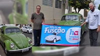 O doador foi Carlos Polaquini, que comprou o Fusca da ganhadora do sorteio ‘Meu Fuscão Verde’, feito em prol a Santa Casa de Votuporanga (Foto: A Cidade)