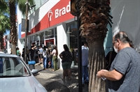 Todos os dias dezenas de pessoas se aglomeram na frente das agências votuporanguenses  (Foto: A Cidade)