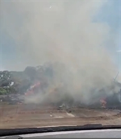 Alunos da Etec Rural reclamam da grande quantidade de fumaça oriunda de incêndios em um ponto de coleta de galhos (Foto: Reprodução)