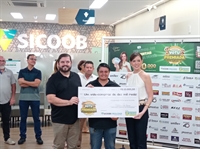 Idinei Possoni, da diretoria da Sicoob, Sílvia Andreia Cazarin e Natália De Haro  (Foto: A Cidade)
