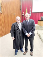 Ao comparecer em audiência no Tribunal de Contas de São Paulo, onde procedeu defesa oral em um processo envolvendo um prefeito da região, o advogado votuporanguense Jerônimo Figueira da Costa Filho, avistou-se com o renomado conselheiro Dimas Ramalho, seu amigo de longa data. O encontro deu-se na última sexta-feira, dia 31 de maio. (Foto: Arquivo pessoal)