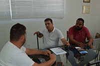 Carlinhos Marques, fundador do Novo Sinai, e o educador social Chicão estiveram na redação do A Cidade para o convite (Foto: A Cidade)