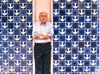 O arquiteto Athos Bulcão em frente ao painel da igrejinha de Nossa Senhora de Fátima em Brasília