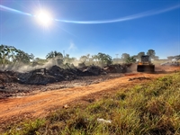 Mais de 50 caminhões de lixo já foram retirados, mas tem ainda mais e a estimativa é de que chegue a 1.500 toneladas de materiais (Foto: Prefeitura de Votuporanga)