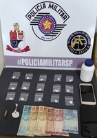 R. C. O., de 24 anos, foi apresentado na Delegacia de Entorpecentes, onde a autoridade deu voz de prisão por tráfico de drogas  (Foto: Polícia Militar de Votuporanga)
