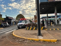 O caso aconteceu nas proximidades do Auto Posto Avenida, quando o caminhão fazia uma manobra pelo local (Foto: A Cidade)