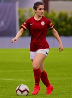 Amanda Ferreira com a camisa do Galatasaray, um dos clubes mais tradicionais do futebol turco (Foto: Reprodução/Instagram Amanda Ferreira)