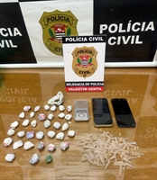 Na casa do traficante os policiais encontraram 34 porções de maconha, crack e materiais para embalar cocaína, dentre outros objetos (Foto: Divulgação