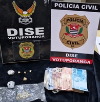 Na casa da traficante foram apreendidas porções de crack e maconha, além de dinheiro do tráfico (Foto: Divulgação)