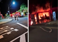 O fogo teve início por volta das 3h15 e rapidamente consumiu toda a estrutura da residência, além de dois veículos (Foto: Divulgação)