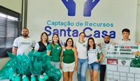 Os membros da Mancha Alvi Verde levaram ovos de chocolate para as crianças internadas (Foto: Divulgação Santa Casa)