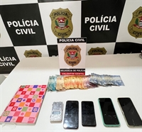 Na casa do acusado, além de cumprirem o mandado de prisão os policiais apreenderam telefones e anotações ligadas ao tráfico (Foto: Divulgação)