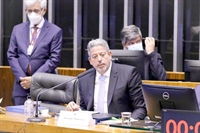 Presidente da Câmara Federal Arthur Lira (PP) distribui o “pacotão da alegria” para permanecer no cargo que está em Brasília. (Foto: Assessoria)