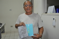 Alberto Ramos de Oliveira falou da satisfação em escrever e contou que faz a distribuição dos livros para incentivar a leitura (Foto: Gabriele Reginaldo/A Cidade)
