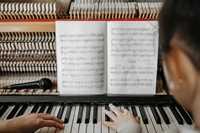 Um conhecido professor de música de Votuporanga foi condenado a 23 anos de prisão por abusar de uma aluna de 13 anos (Foto: Pexels)