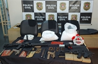 Foram apreendidas pela Polícia Civil quase meio milhão em drogas e arsenal de guerra (Foto: Polícia Civil)
