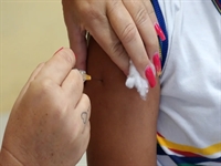 Nova medida visa ampliar cobertura vacinal e proteger contra o câncer de colo do útero (Foto: Karol Vieira/Divulgação)