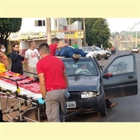 Mulher vai parar em cima de veículo após colisão com moto em Fernandópolis