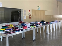 Foram distribuídas roupas novas e cobertores, ofertados com o apoio de doações e parcerias locais  (Foto: Fundo Social de Nova Castilho)