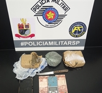 Com o traficante foram apreendidos dois tijolos prensados de maconha, uma porção já fracionada da mesma droga (Foto: Divulgação)