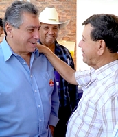Ao avistar o colunista no evento promovido em sua propriedade rural, o ex-deputado federal Vadão Gomes recordou grandes momentos da sua vida parlamentar relacionado à nossa cidade. (Foto: A Cidade)
