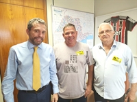 Fausto Pinato recebeu em seu gabinete o vereador Anderson Júnior e o prefeito de Parisi, Oclair Bento. Eles foram a Brasília em busca de recursos e aproveitaram para agradecer ao parlamentar pela destinação de R$ 150 mil para a saúde do município  (Foto: Redes sociais )