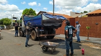 A limpeza de guias e sarjetas e a roçagem de áreas públicas como praças, terrenos e canteiros de avenidas também foram intensificadas no sábado e domingo (Foto: Prefeitura de Votuporanga)